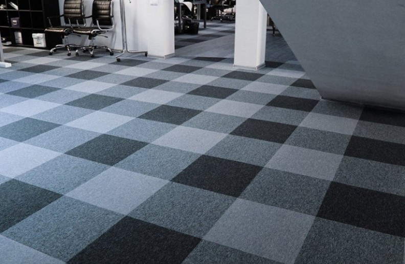 Ковровая плитка для пола: что это, плюсы и минусы, правила выбора